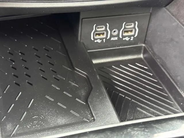 Used 2025 Chrysler Pacifica Limited FWD image 44