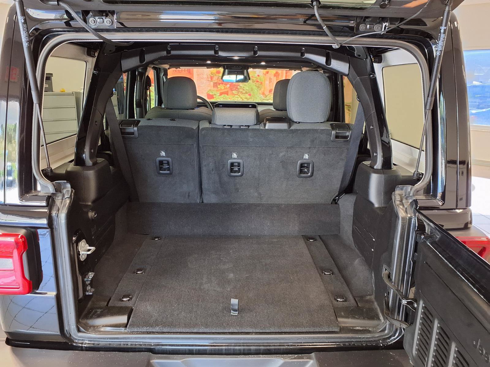 Used 2025 Jeep Wrangler Unlimited Sahara w/ Safety Group AWD/4WD image 18