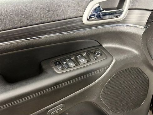 Used 2022 Jeep Grand Cherokee Limited image 17