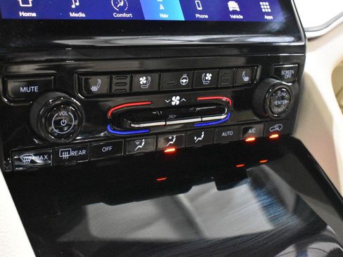Used 2023 Jeep Grand Cherokee Limited w/ Luxury Tech Group II AWD/4WD image 18