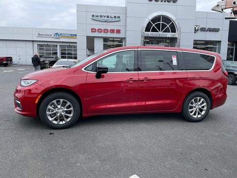 New 2026 Chrysler Pacifica Select AWD/4WD image 4