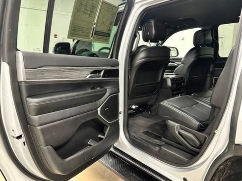 Used 2024 Jeep Wagoneer L Series II RWD image 18