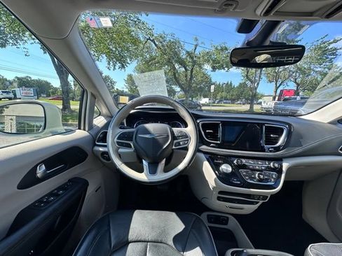 Used 2020 Chrysler Pacifica Limited w/ Advanced Safetytec Group FWD image 15
