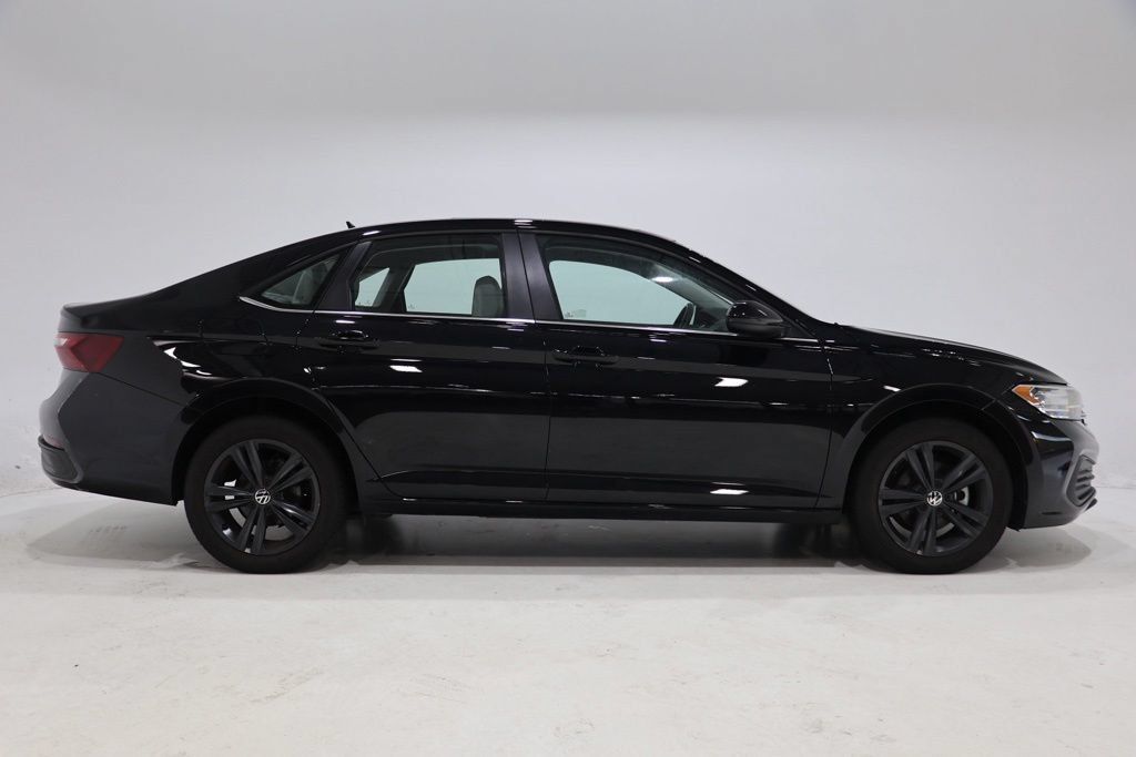 Used 2024 Volkswagen Jetta SE w/ Panoramic Sunroof Package FWD image 9