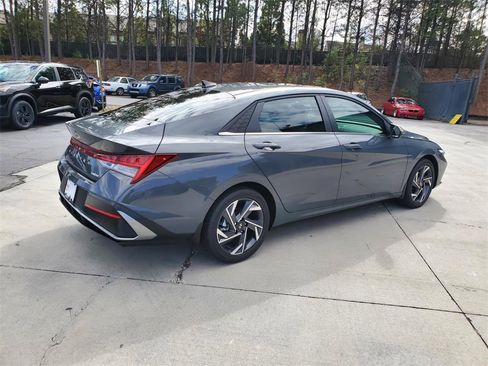 Used 2025 Hyundai Elantra Limited image 3