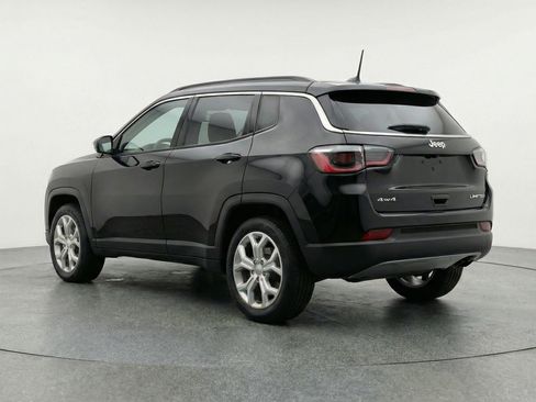 Used 2025 Jeep Compass Latitude image 6