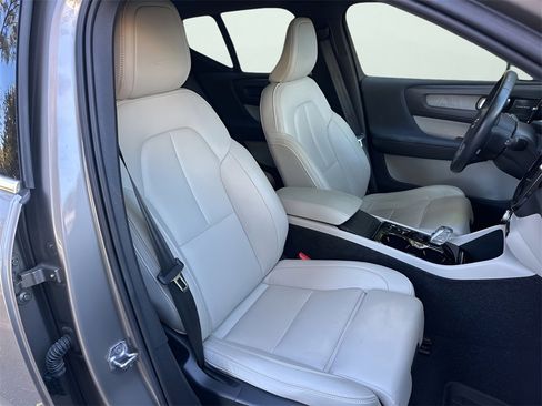 Used 2020 Volvo XC40 T4 Inscription image 16