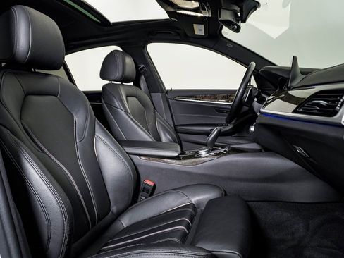 Used 2019 BMW 530e xDrive w/ Convenience Package image 15