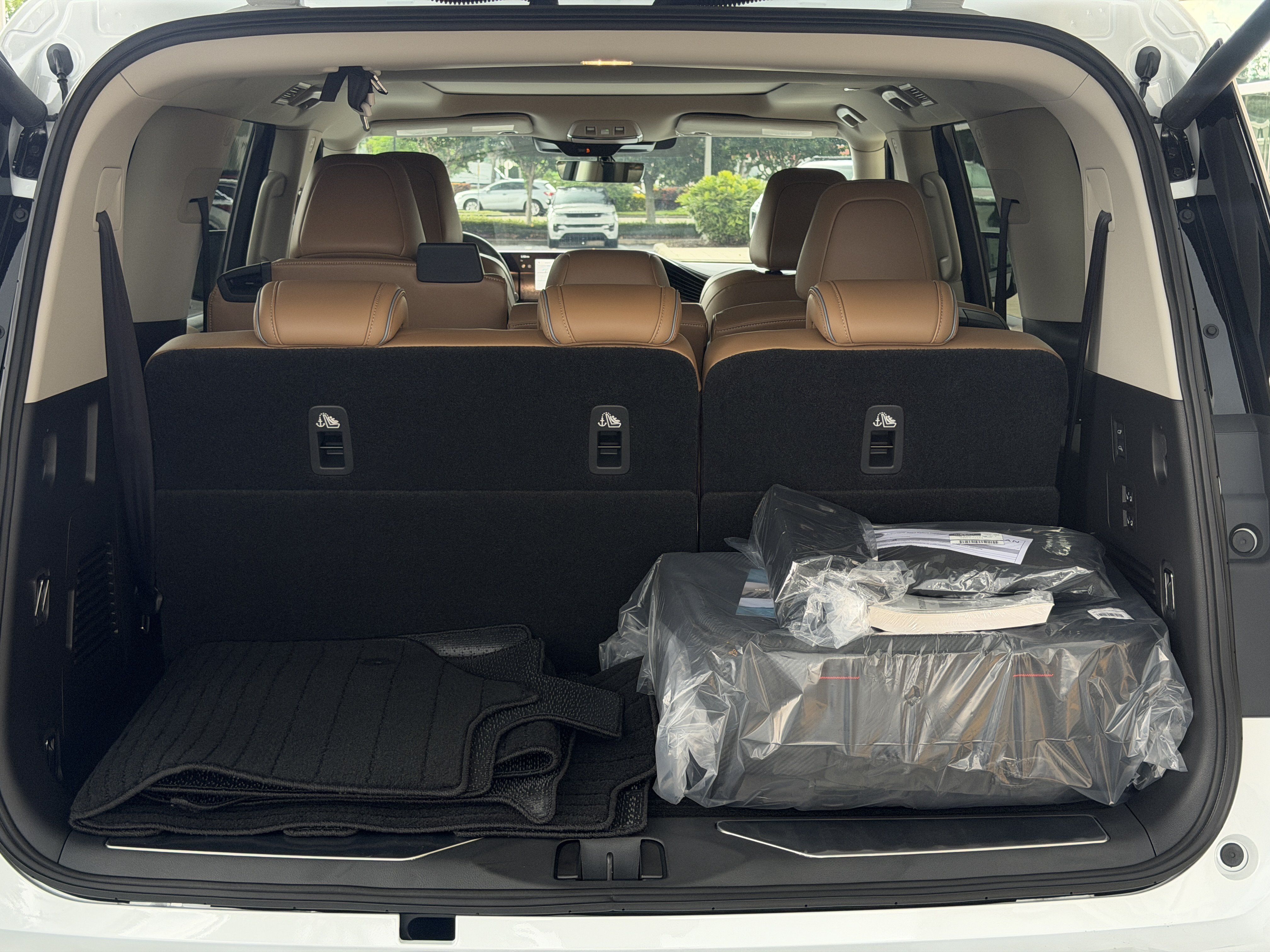 Certified 2027 INFINITI QX60 Luxe w/ Cargo Package FWD image 11