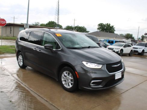 Used 2021 Chrysler Pacifica Touring-L FWD image 2
