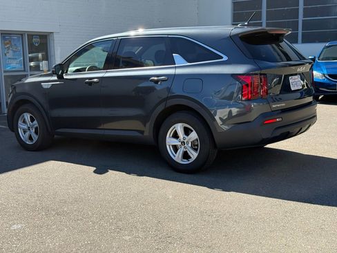 Used 2023 Kia Sorento LX image 5