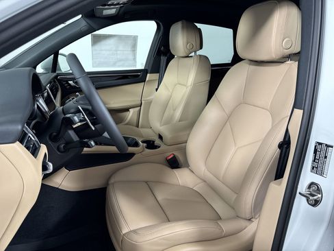 Certified 2025 Porsche Macan image 5