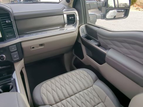 Used 2025 Ford F450 Platinum w/ Platinum Plus Package image 15