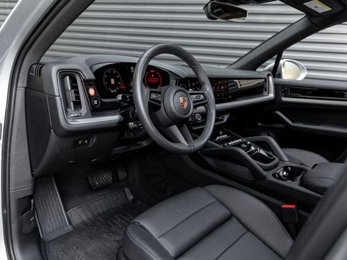 Certified 2025 Porsche Cayenne AWD/4WD image 4