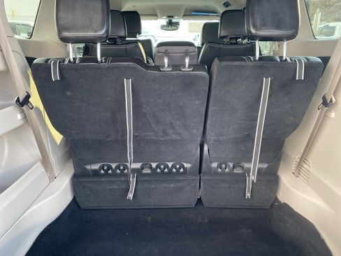 Used 2024 Chrysler Pacifica Touring-L FWD image 16