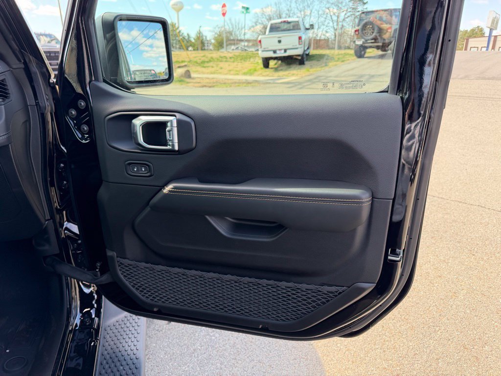 New 2026 Jeep Wrangler Unlimited Sahara AWD/4WD image 30