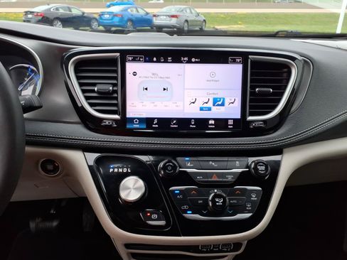 Used 2023 Chrysler Pacifica Touring-L FWD image 10