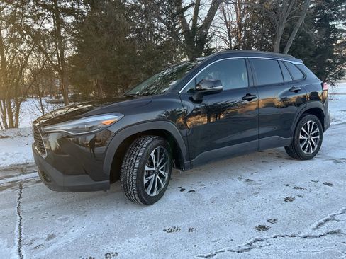 Used 2022 Toyota Corolla Cross XLE image 6