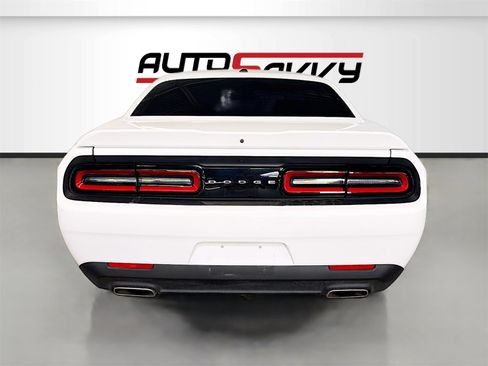 Used 2022 Dodge Challenger SXT image 6