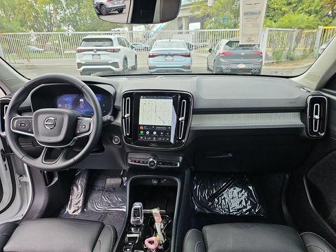 Used 2025 Volvo XC40 B5 Plus AWD/4WD image 12