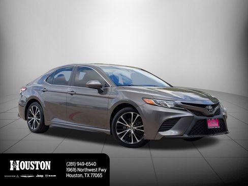 Used 2020 Toyota Camry SE image 3