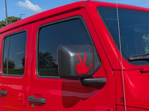 Used 2018 Jeep Wrangler Unlimited Sahara AWD/4WD image 12