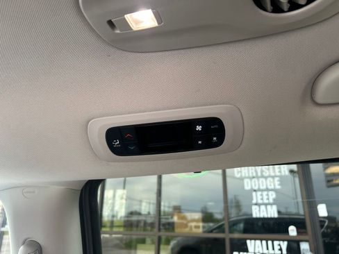 Used 2023 Chrysler Pacifica Touring-L FWD image 11