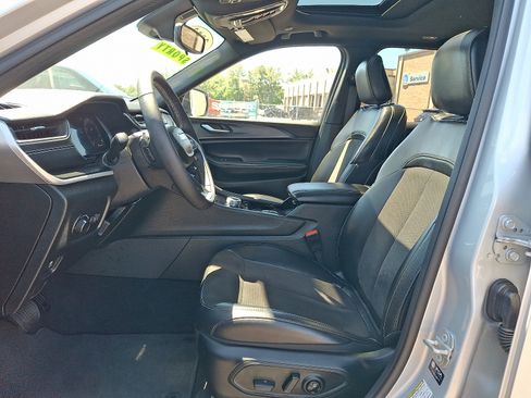 Used 2023 Jeep Grand Cherokee Altitude AWD/4WD image 14