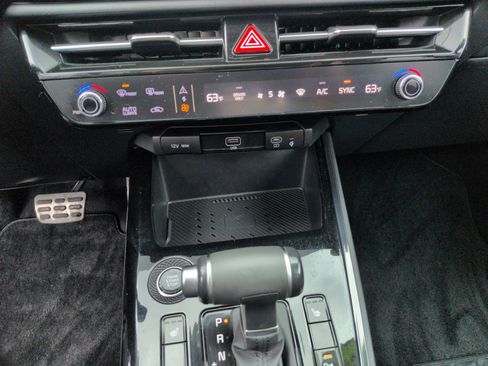 Used 2024 Kia Niro EX Touring image 13