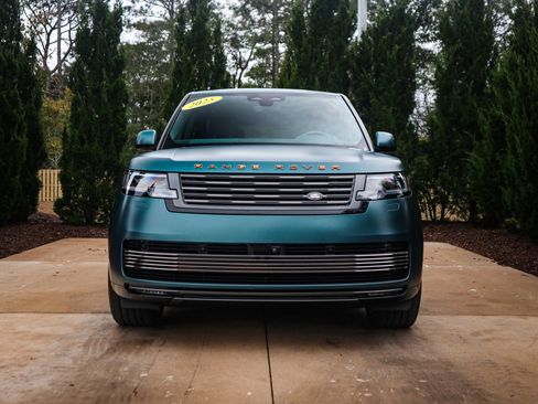 Used 2025 Land Rover Range Rover SV image 3