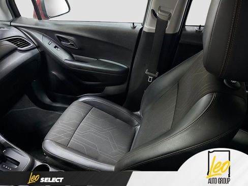 Used 2022 Chevrolet Trax LT w/ LT Convenience Package AWD/4WD image 21