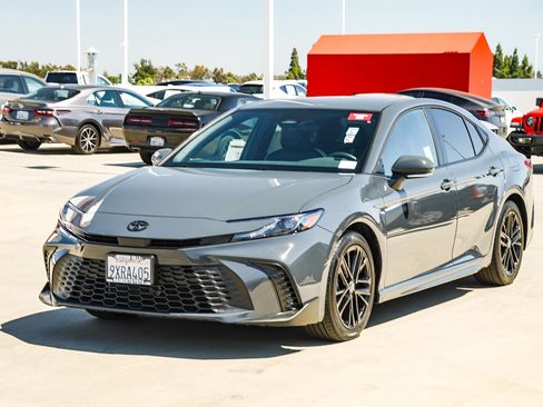 Certified 2026 Toyota Camry SE FWD image 3