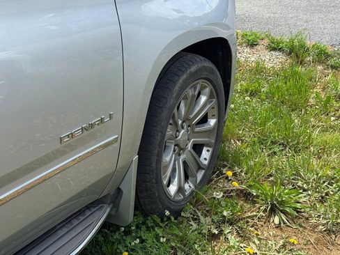 Used 2015 GMC Yukon XL Denali w/ Touring Package AWD/4WD image 19