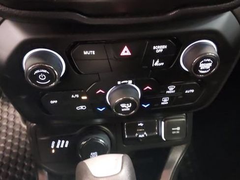 Used 2022 Jeep Renegade Altitude w/ Convenience Group AWD/4WD image 28