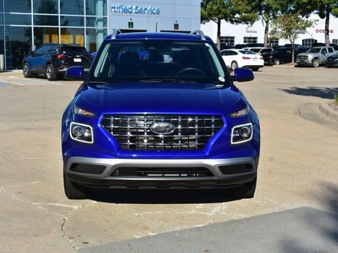 Used 2024 Hyundai Venue Limited image 2