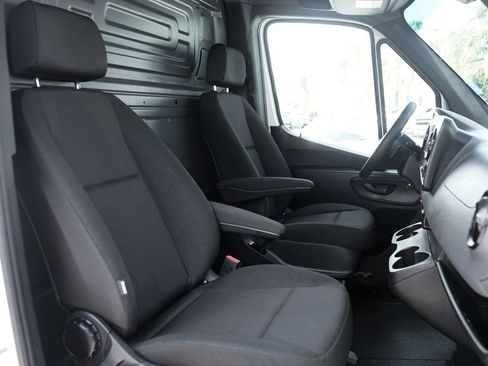 Used 2024 Mercedes-Benz Sprinter 2500 image 35