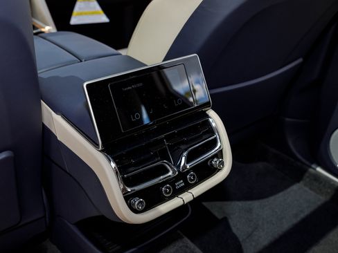 New 2025 Bentley Bentayga Extended Wheelbase image 32