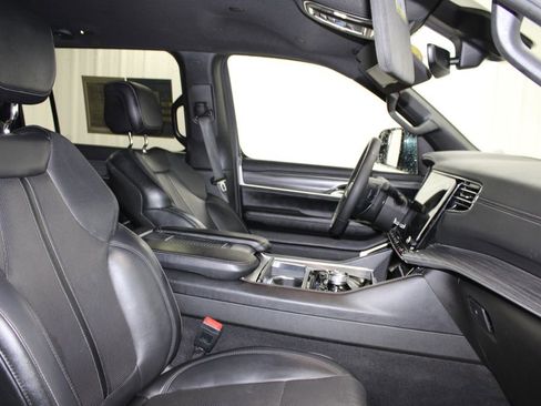 Used 2023 Jeep Wagoneer L Series III w/ Preferred Equipment Group AWD/4WD image 38