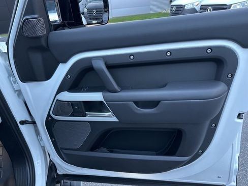 Used 2024 Land Rover Defender 110 S image 30