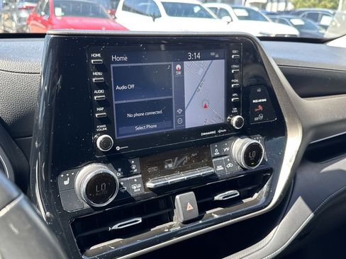 Used 2020 Toyota Highlander XLE AWD/4WD image 19