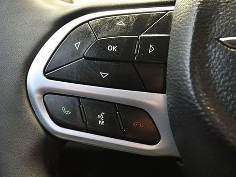 Used 2023 Chrysler 300 Touring w/ Sport Appearance Package RWD image 17