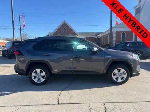 Used 2021 Toyota RAV4 XLE image 4