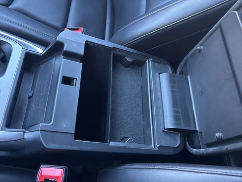 Certified 2022 Ford Explorer XLT w/ Equipment Group 202A image 33