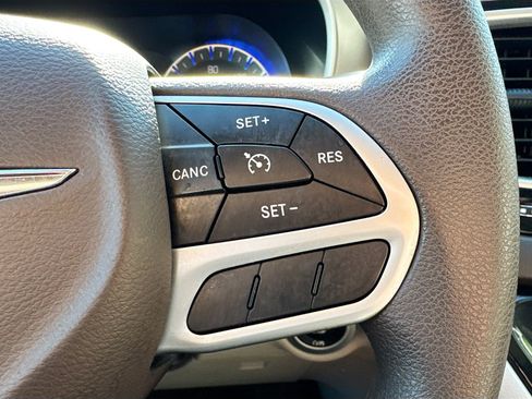 Used 2017 Chrysler Pacifica Touring FWD image 10