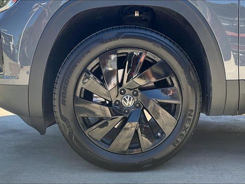 Used 2026 Volkswagen Atlas Cross Sport SE w/ Panoramic Sunroof Package FWD image 8