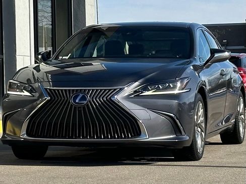 Used 2019 Lexus ES 300h w/ Luxury Package image 4