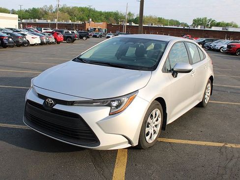 Used 2023 Toyota Corolla LE w/ Carpet Mat Package (TMS) FWD image 2