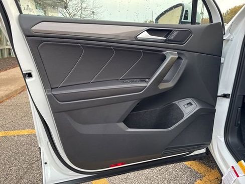 New 2024 Volkswagen Tiguan SE image 15