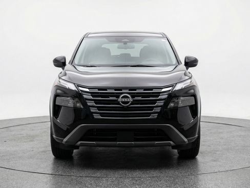 Used 2025 Nissan Rogue SV image 2