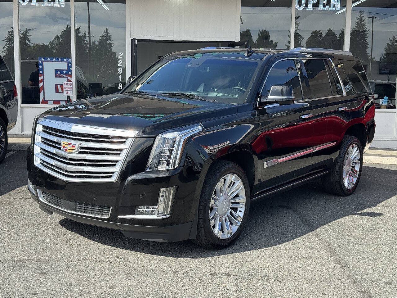 Used 2019 Cadillac Escalade Platinum RWD image 1